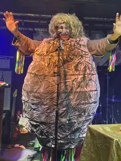 https://a.storyblok.com/f/299519/1200x1600/b84ec46eb2/dark-side-of-the-pig.jpeg