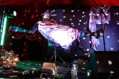 https://a.storyblok.com/f/299519/7494x4996/d795e7c92e/flying-vast.jpeg